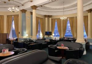 斯卡伯勒大不列颠斯卡伯勒豪华酒店的一间设有桌椅和窗户的等候室