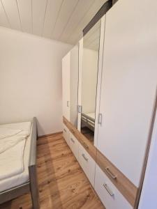 海利根港Ferienpark O02-004的一间卧室配有一张床和镜子