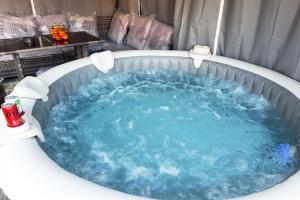ChevannesVilla confortable avec Jacuzzi à Chevannes的设有一个蓝色水的按摩浴缸