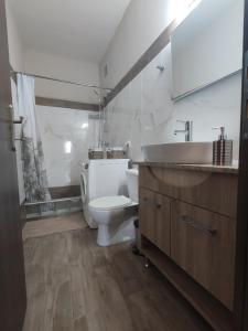 特里波利斯Aithra 2的白色的浴室设有卫生间和水槽。