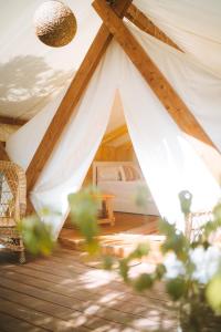 AtalaiaKabaceira Glamping的客房内的帐篷,配有一张床