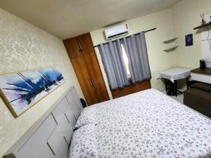 萨尔瓦多Apartamento único na praia do Farol de Itapuã的一间带床和水槽的小卧室