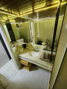 萨尔瓦多Apartamento único na praia do Farol de Itapuã的一间带水槽和镜子的浴室