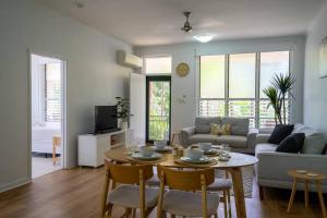 NightcliffNightcliff Retreat: Stylish 2BR Apt Near Foreshore的客厅配有桌子和沙发