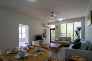 NightcliffNightcliff Retreat: Stylish 2BR Apt Near Foreshore的客厅配有沙发和桌子