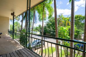 NightcliffNightcliff Retreat: Stylish 2BR Apt Near Foreshore的阳台种植了棕榈树,街上有一辆汽车