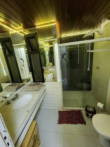 萨尔瓦多Apartamento único na praia do Farol de Itapuã的一间带水槽和淋浴的浴室