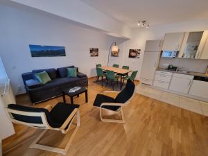 菲拉赫City Appartements Villach的客厅配有沙发和桌椅