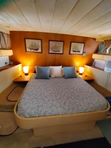圣米格尔德阿沃纳Boat Sirio的一张床位,房间配有两张桌子和两盏灯