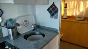 圣米格尔德阿沃纳Boat Sirio的厨房配有带蓝色台面的水槽
