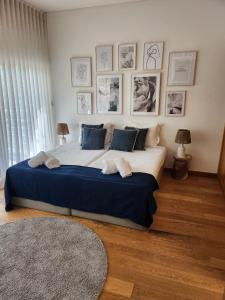 特罗亚Villa Mar的卧室配有带蓝色枕头的大型白色床
