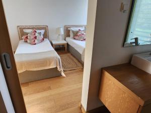 特罗亚Villa Mar的一间小卧室,配有两张床和镜子