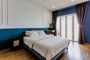 吉隆坡SETAPAK CENTRAL KL-zeta suite by ALOHA的一间卧室设有一张蓝色墙壁的大床