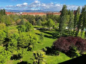 洛格罗尼奥Hotel Logroño的享有树木和灌木丛的公园的顶部景色