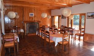 马拉里Vivaan Stays -Holiday Home International的一间带桌椅和壁炉的用餐室