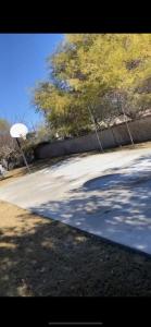 拉斯维加斯Luxury Home with private pool and full size basketball court的一条有树和篮球架的街道
