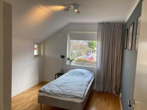 哥德堡Luxury Villa - Villa Seaside的一间小卧室,配有床和窗户