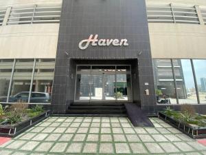 朱菲尔HAVEN TOWER的建筑上有一个较大的标志