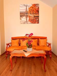 包斯卡SPA&Hotel MŪSA PARADISE的客厅配有沙发和鲜花桌