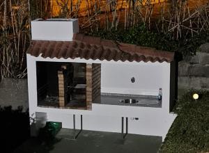 桑亨霍Chalet sobre playa canelas, EN SANXENXO的狗屋的模型,带水槽