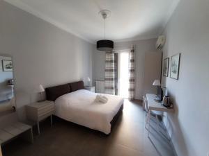 巴勒莫Donna Franca Rooms and Suite的一间卧室配有一张床、一张书桌和一个窗户。