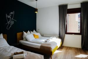 耶拿Jenapartments Design Loft, Damenviertel im Stadtzentrum的一间设有两张床和绿色墙壁的客房