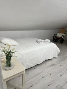 瓜达利斯-德拉谢拉Villa Trap的卧室配有一张白色的床、一张桌子和一把椅子