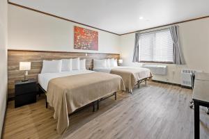 布朗克斯Highbridge Hotel的酒店客房设有两张床和窗户。