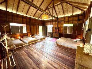 湄登La Maison - Chiangmai的木制客房内的一间卧室配有四张床