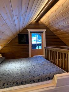 ÅmotsforsStuga i Valfjället的木屋内的卧室配有一张床