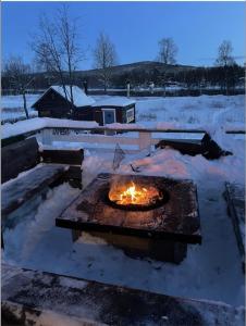斯韦格Mitt i Sveg, Färjegatan 6的院子里雪地里的火坑