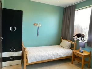凯夫拉维克Family villa的卧室配有一张床,墙上设有篮球架