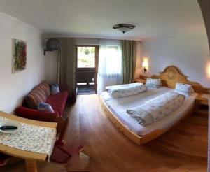 格英松比希尔膳食公寓酒店的一间卧室配有一张大床和一张沙发
