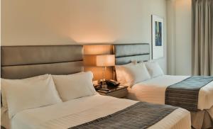 布卡拉曼加布卡拉曼加酋长假日酒店的酒店客房,设有两张床和一盏灯