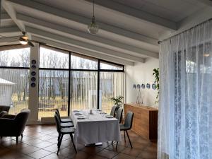 凯夫拉维克Family villa的一间带桌椅的用餐室