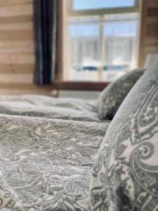 Bifrost豪森尼弗乡村酒店的两张带枕头的床铺,彼此相邻