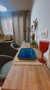 比雷埃夫斯Marina Zeas Seaside Studio-MarinaQ的一张长木桌子,上面有蓝色的盘子