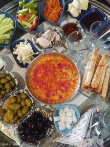 GürolukMJORA Bungalov Ayder的一张桌子,上面放着许多不同类型的食物