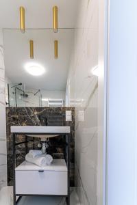 科沃布热格ARKA APARTAMENT DELUXE 723b的一间带水槽和镜子的浴室