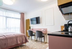 科沃布热格ARKA APARTAMENT DELUXE 723b的酒店客房带一张床、一张桌子和椅子