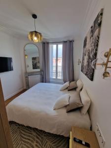昂吉安班斯Appartement Enghien-les-Bains的一间卧室设有一张大床和一个窗户。