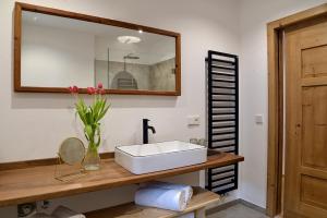 拉纳Landhaus Breitenberg的浴室设有白色水槽和镜子