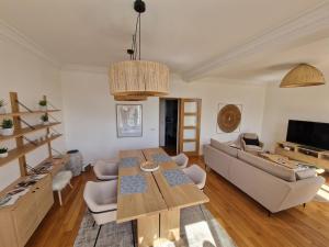 昂吉安班斯Appartement Enghien-les-Bains的客厅配有沙发和桌子