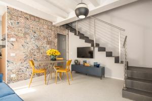 威尼斯Fondamenta de la Sensa Garden Loft R&R的客厅设有楼梯和桌椅