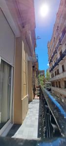 巴塞罗那圣特斯公寓的两栋建筑之间小巷的景色