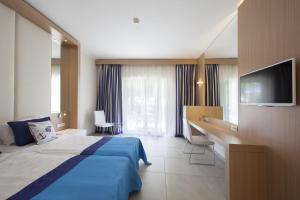锡德AQI Pegasos World的配有一张床和一台平面电视的酒店客房