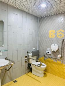 嘉义市享绽二三星球旅馆的一间带卫生间和水槽的浴室