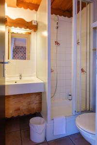 香槟沙隆Cit'Hotel Le Montreal的带浴缸、水槽和淋浴的浴室