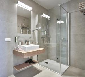 巴特拉德克斯堡Aparthotel Bad Radkersburg的一间带水槽和淋浴的浴室