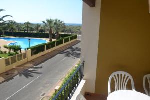 韦尔瓦Luxury Apartment in Marina de Isla Canela- Beach Front的享有街道景色的建筑阳台
